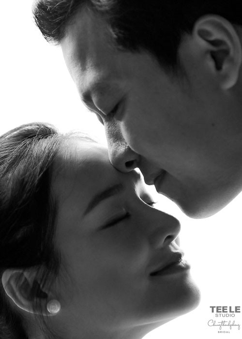 Bộ ảnh cưới của Trường Giang - Nhã Phương thực hiện trong một studio.