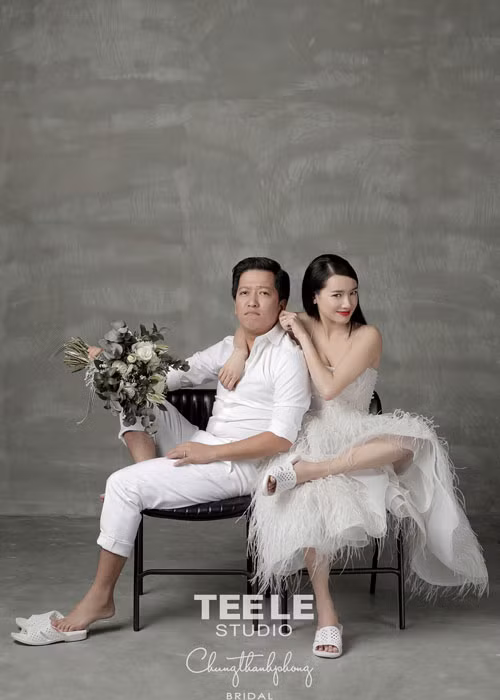 Dép tổ ong vốn là vật bất ly thân của Trường Giang.