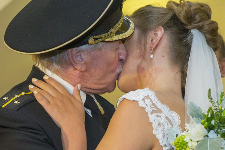 Nam diễn viên người Nga năm nay 88 tuổi trong khi vợ của ông mới chỉ 28 tuổi.