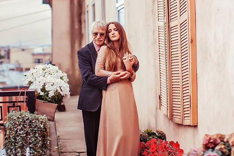 Kỷ niệm 1 năm kết hôn, nam diễn viên người Nga từng chia sẻ, chung sống với vợ kém 60 tuổi làm ông cảm thấy mình trẻ hơn.