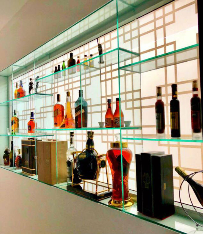 Một góc trưng bày các loại rượu trong căn biệt thự của Quyền Linh.