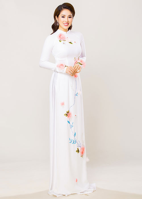 Thế nhưng, trong bộ ảnh áo dài vừa được chia sẻ, cô lại dịu dàng đến bất ngờ.