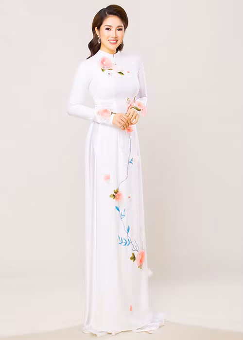 Thế nhưng, trong bộ ảnh áo dài vừa được chia sẻ, cô lại dịu dàng đến bất ngờ.