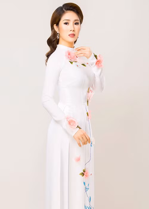 Hình ảnh Lê Phương khoe vóc dáng thon gọn trong tà áo dài nền nã của NTK Minh Châu.