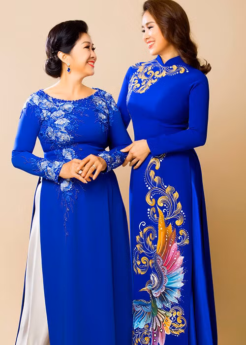 Lê Phương không ít lần khoe chồng trẻ yêu thương cô và cưng chiều cậu con trai riêng của cô.