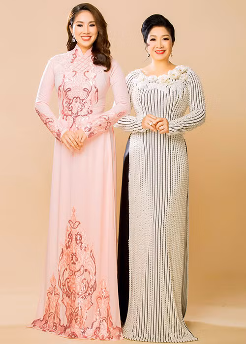 Trong bộ ảnh áo dài, Lê Phương chụp ảnh cùng mẹ ruột - người luôn sát cánh bên cô trong những thăng trầm trong cuộc sống.