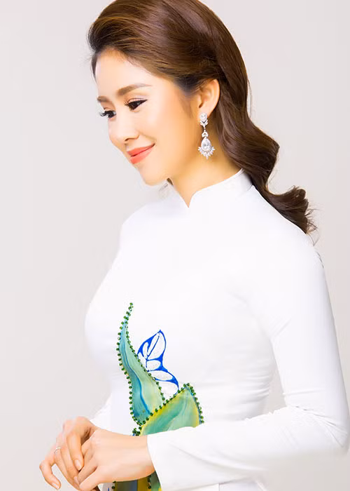 Khi là Hương trong “Gạo nếp gạo tẻ”, Lê Phương thể hiện hình ảnh người phụ nữ mạnh mẽ có bề ngoài khá xuề xòa.