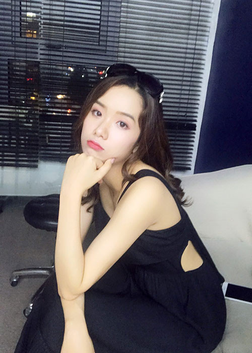 Người đẹp đến từ Yên Bái vừa học tại Học viện Báo chí và Tuyên truyền vừa làm công việc người mẫu ảnh.