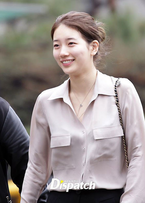 Không trang điểm, Suzy vẫn hút hồn người đối diện bởi mặt mộc cực phẩm. Ảnh: Dispatch