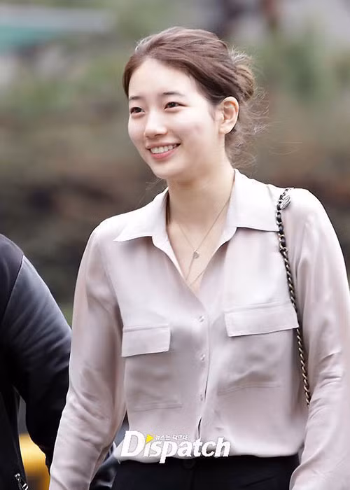 Không trang điểm, Suzy vẫn hút hồn người đối diện bởi mặt mộc cực phẩm. Ảnh: Dispatch