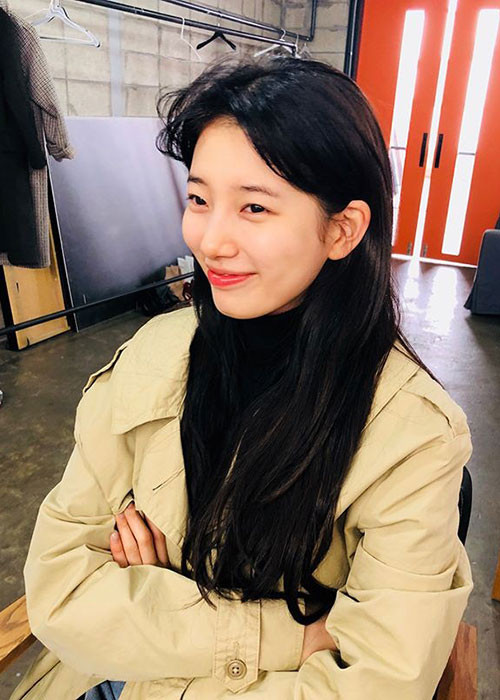 Để có được làn da trắng, mịn, căng bóng, Suzy thường xuyên sử dụng mặt nạ dưỡng da. Ảnh: Instagram