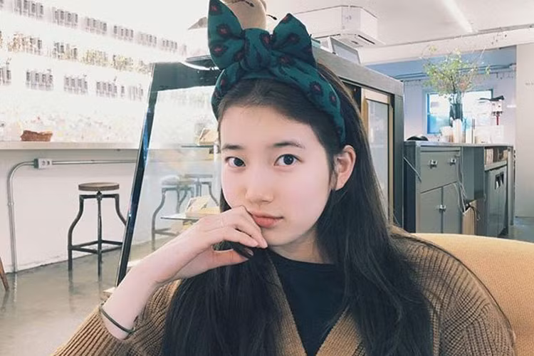 Tình đầu quốc dân Suzy cũng rất chăm để mặt mộc ở mọi nơi từ ở nhà, sân bay, thậm chí cả xuất hiện trên truyền hình. Ảnh: Instagram