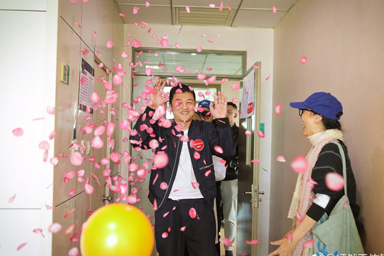 Ly A Bang don sinh nhat bat ngo ben con gai va me