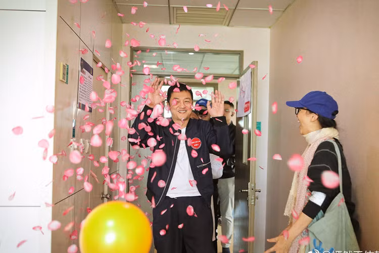 Ly A Bang don sinh nhat bat ngo ben con gai va me