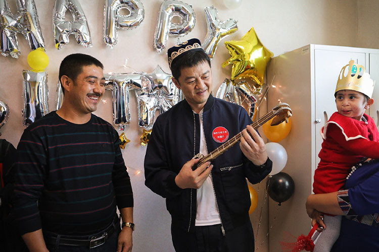 Nam diễn viên còn nhận được quà sinh nhật là một nhạc cụ từ bố mẹ của một em nhỏ.