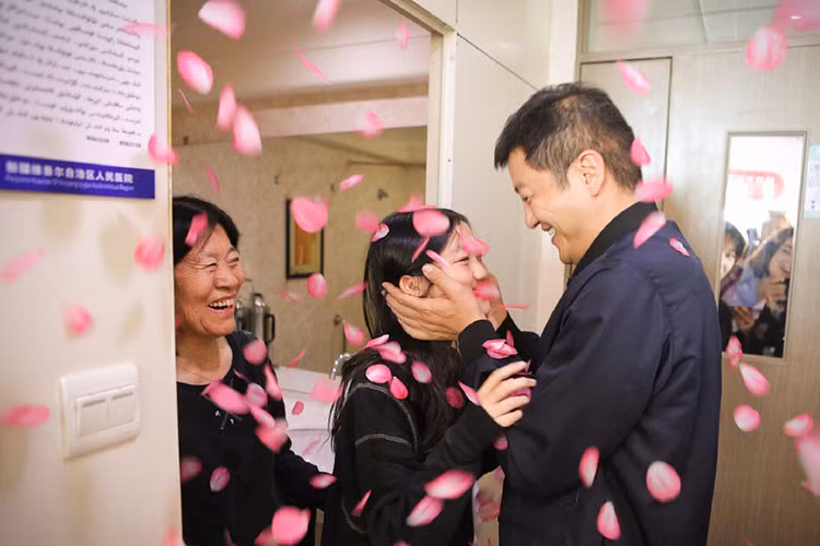 Con gái và mẹ của Lý Á Bằng xuất hiện để tạo bất ngờ cho nam diễn viên.