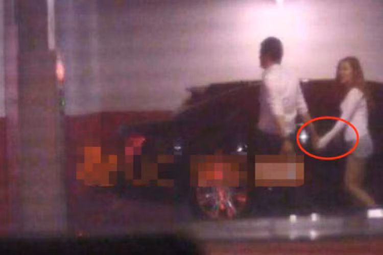 Lý Á Bằng hiện một mình nuôi con gái. Gần đây, anh bị bắt gặp nắm tay về nhà cùng một cô gái lạ mặt. Theo Sina, cô gái hẹn hò Lý Á Bằng sở hữu gương mặt sắc sảo, thân hình đầy đặn.