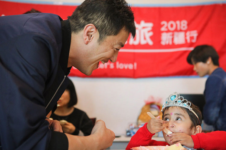 Trước bữa tiệc sinh nhật, Lý Á Bằng đã đi thăm các em nhỏ tại bệnh viện.