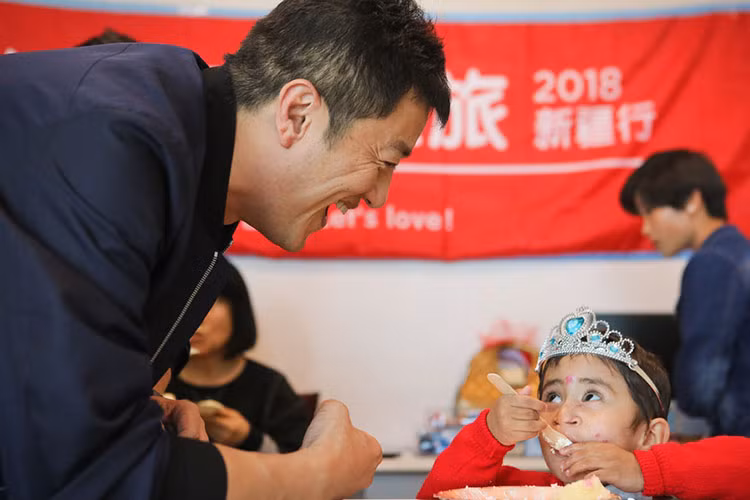 Trước bữa tiệc sinh nhật, Lý Á Bằng đã đi thăm các em nhỏ tại bệnh viện.