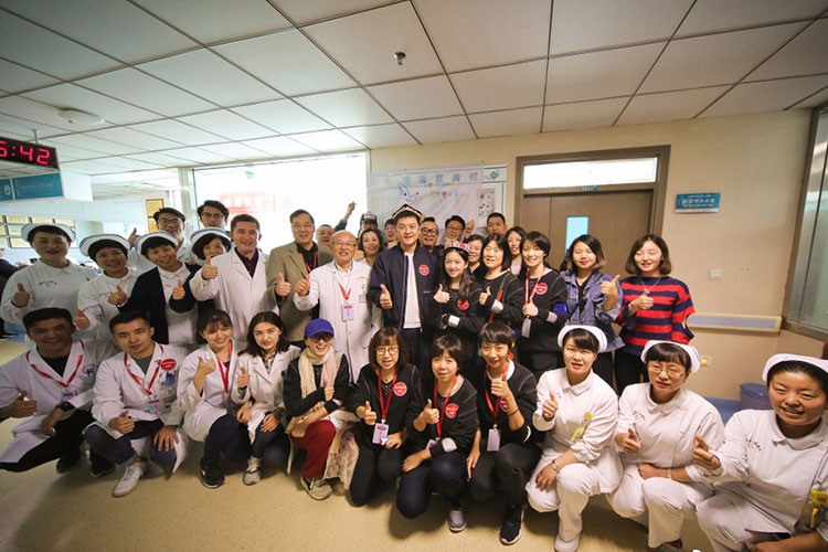 Lý Á Bằng không đóng phim trong những năm qua. Thay vì đó, anh thường xuyên đi từ thiện.