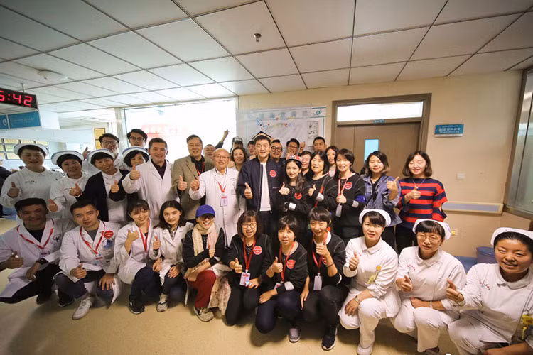 Lý Á Bằng không đóng phim trong những năm qua. Thay vì đó, anh thường xuyên đi từ thiện.