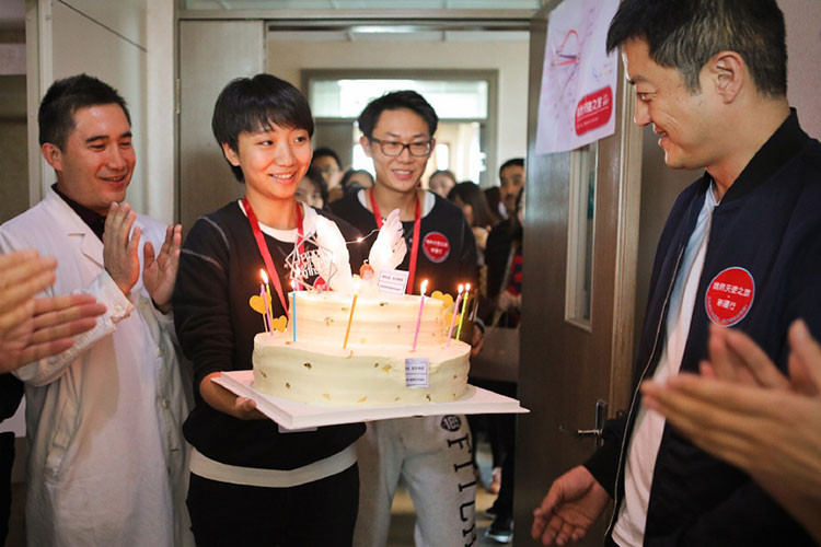 Lý Á Bằng vốn thành lập quỹ từ thiện Nụ cười thiên thần để giúp đỡ các em nhỏ hở hàm ếch bẩm sinh giống như con gái của anh.