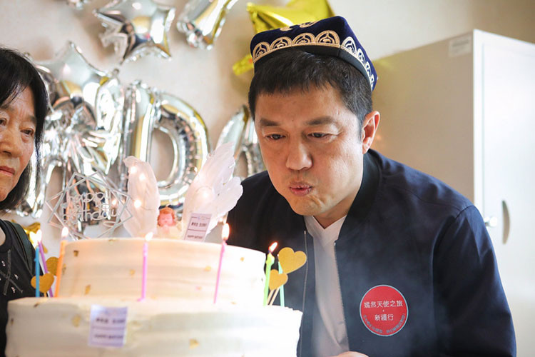 Hình ảnh Lý Á Bằng thổi nến mừng sinh nhật bên mẹ và con gái.