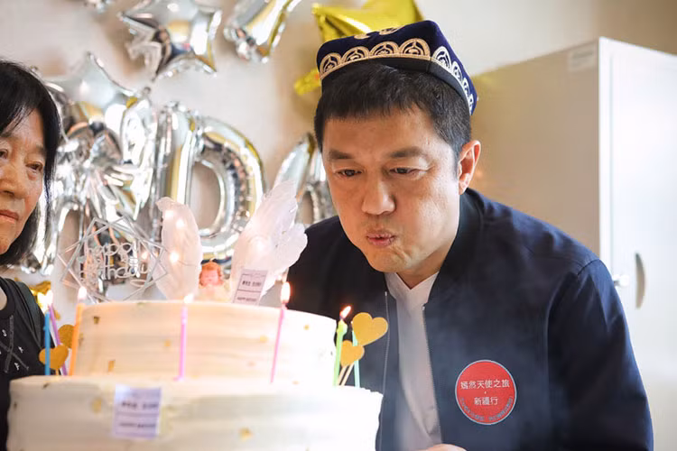 Hình ảnh Lý Á Bằng thổi nến mừng sinh nhật bên mẹ và con gái.