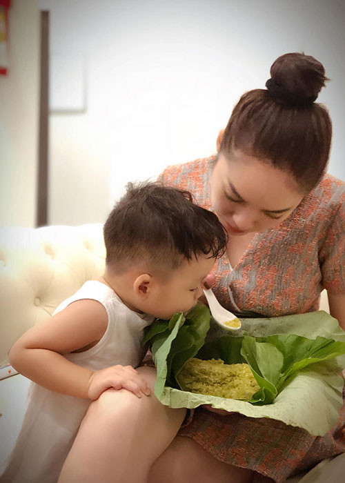 Nữ diễn viên luôn tự tay chăm sóc con mỗi khi có thể. Buổi sáng, cô nấu ăn cho con, đưa con đi học.