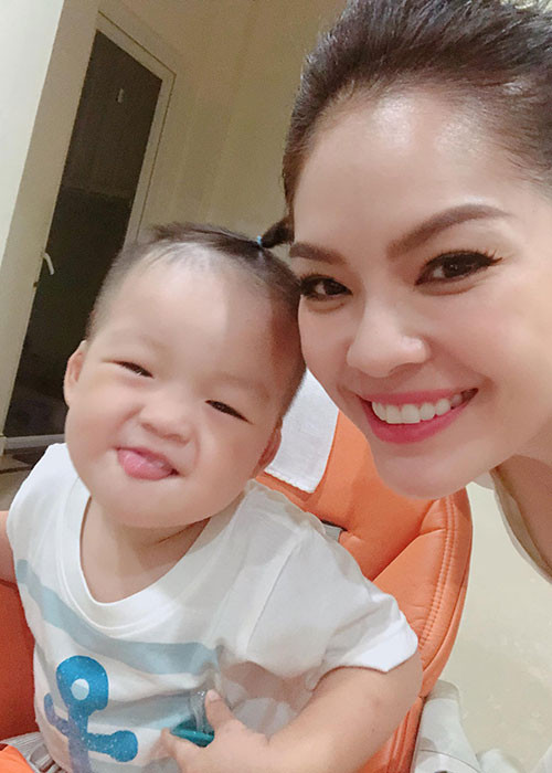 Dương Cẩm Lynh chia sẻ trên Zing, làm mẹ đơn thân, cuộc sống của cô áp lực và khó khăn hơn trước. Vì con trai, Dương Cẩm Lynh thay đổi cách sống lẫn cách tiêu tiền.