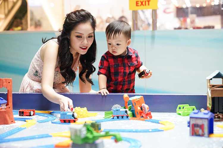 Theo Vietnamnet, chồng cũ của Dương Cẩm Lynh sẽ lo phần học tập của cậu con trai William còn nữ diễn viên sẽ lo phần ăn uống, sinh hoạt của con.