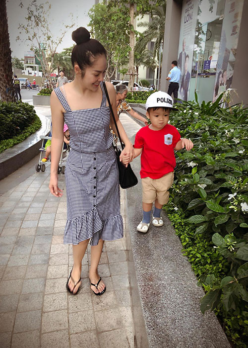 Buồn và căng thẳng khi hôn nhân đổ vỡ, Dương Cẩm Lynh vẫn cố gắng mạnh mẽ. Hiện, cô tập trung làm việc và chăm sóc con trai.