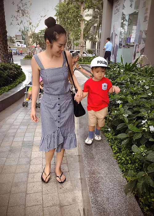 Buồn và căng thẳng khi hôn nhân đổ vỡ, Dương Cẩm Lynh vẫn cố gắng mạnh mẽ. Hiện, cô tập trung làm việc và chăm sóc con trai.