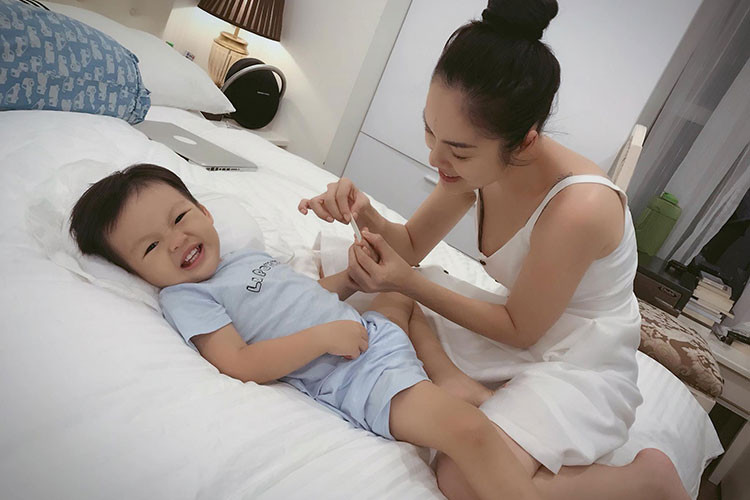 Khoảnh khắc bé William thích thú khi được mẹ chăm sóc móng tay.