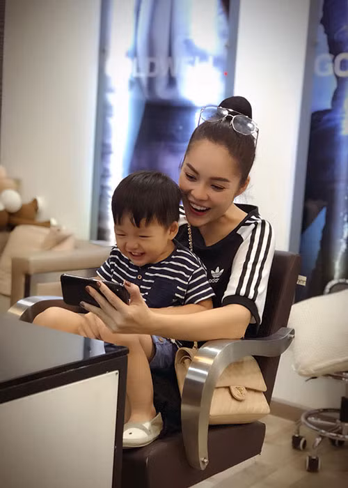 Dương Cẩm Lynh dành nhiều thời gian chơi với con.