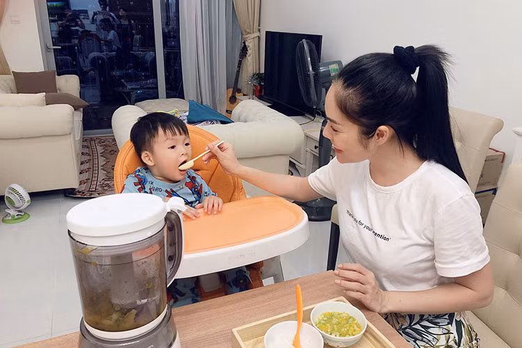 Chia tay chồng, Dương Cẩm Lynh và con trai đã dọn về một căn hộ ở chung cư sống. Trước đó, hai mẹ con cô sống trong một căn biệt thự rộng 200 mét vuông.