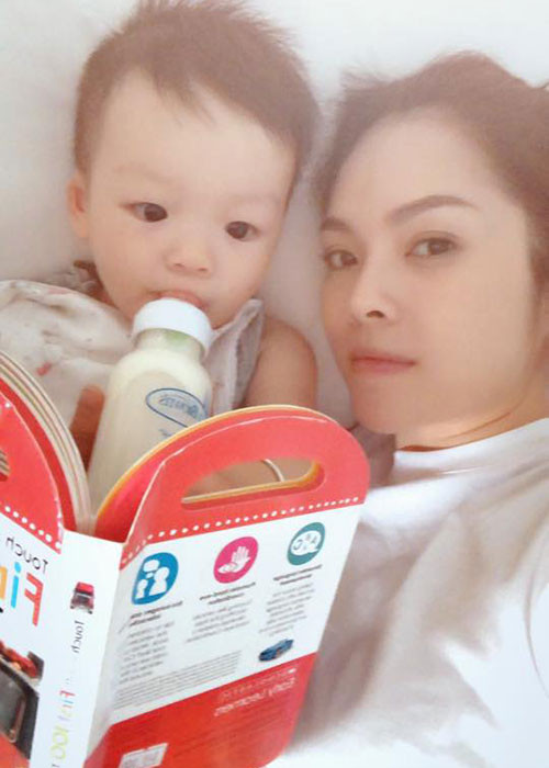 Hình ảnh nữ diễn viên cùng con trai đọc sách.