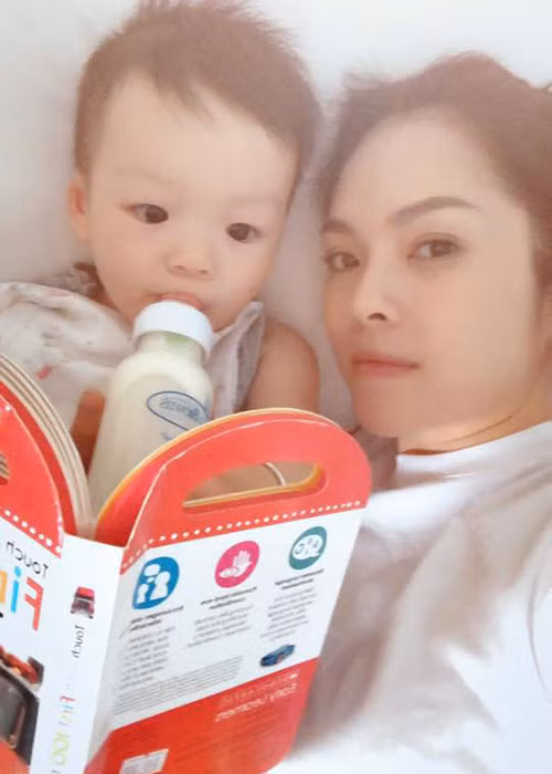 Hình ảnh nữ diễn viên cùng con trai đọc sách.