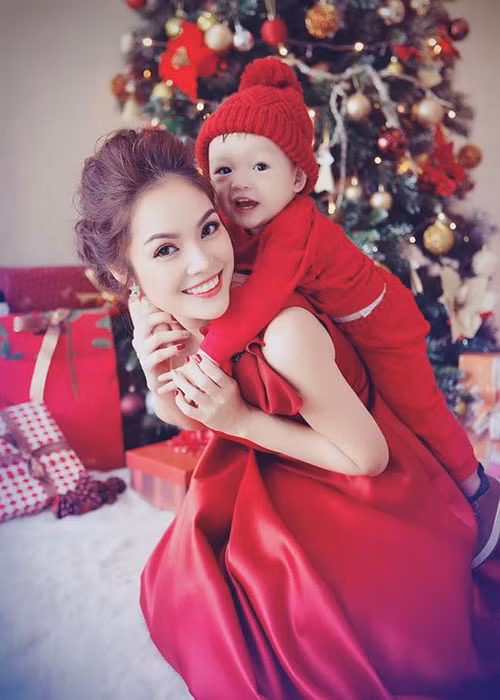 Khoanh khac yeu thuong cua Duong Cam Lynh ben con trai