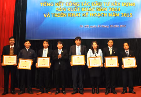 Phó Tổng giám đốc EVN HANOI Nguyễn Danh Duyên trao Giấy khen cho các đơn vị