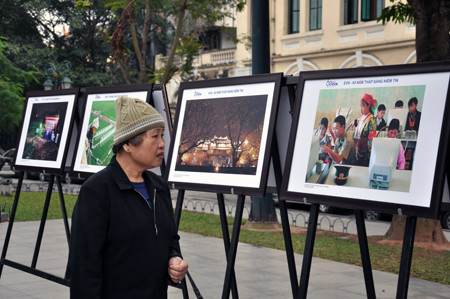 Đợt trưng bày và triển lãm ảnh đã thu hút được đông đảo người xem và du khách nước ngoài đến thăm quan.