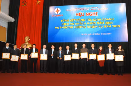 Phó Tổng giám đốc Nguyễn Quang Trung và Chủ tịch Công đoàn EVN HANOI Nguyễn Văn Bích tặng Giấy khen cho 12 đơn vị đã có thành tích hoàn thành tốt các chỉ tiêu trong công tác kinh doanh và dịch vụ khách hàng năm 2014.