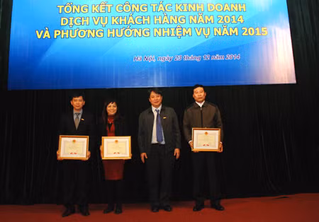 Tổng giám đốc EVN HANOI Nguyễn Anh Tuấn trao Giấy khen cho Công ty Điện lực Thanh Xuân, Công ty Điện lực Đống Đa và Công ty Điện lực Long Biên đã có thành tích hoàn thành xuất sắc, toàn diện trong công tác kinh doanh và dịch vụ khách hàng năm 2014 tại Hội nghị.