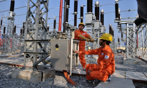 Công nhân Công ty lưới điện cao thế TP Hà Nội kiểm tra các trạm biến áp cấp điện cho các trọng điểm đảm bảo điện - Ảnh: Hoa Việt Cường