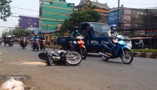 Kinh hoang 2 nu sinh bi tat axit tren duong di hoc ve-Hinh-2