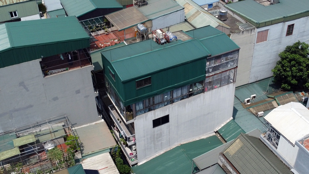 Nhan nhản các công trình biến tum thành tầng ở ngõ phố Trần Điền của phường Định Công.