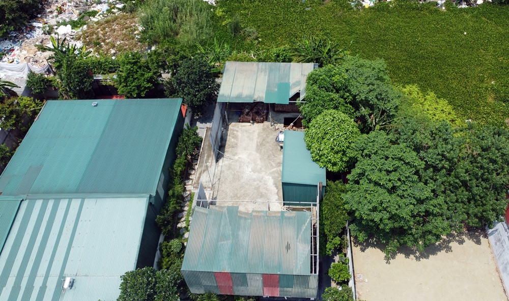 Một số công trình “mọc” trên đất nông nghiệp ở phố Trần Điền đã xây dựng xong tầng 1, tầng 2 được quây tôn nhằm “giấu” vật liệu xây dựng.