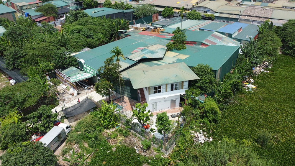 Ngoài 3 công trình sai phạm được UBND quận Hoàng Mai nêu, ngày 2/6, ghi nhận của PV cho thấy, tại khu vực phố Trần Điền của phường Định Công còn hàng loạt công trình vi phạm khác “mọc” trên đất nông nghiệp.