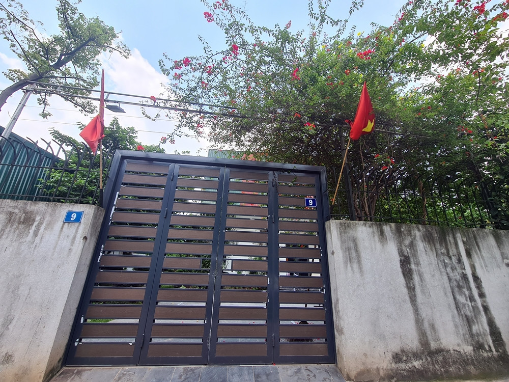 Công trình đánh số 9 ngõ 232 phố Trần Điền có cửa cổng làm hoành tráng. Bên trong ngôi nhà xây dựng tầng 1 khang trang, nhưng nửa phần ngôi nhà lại quây kín tôn xanh.