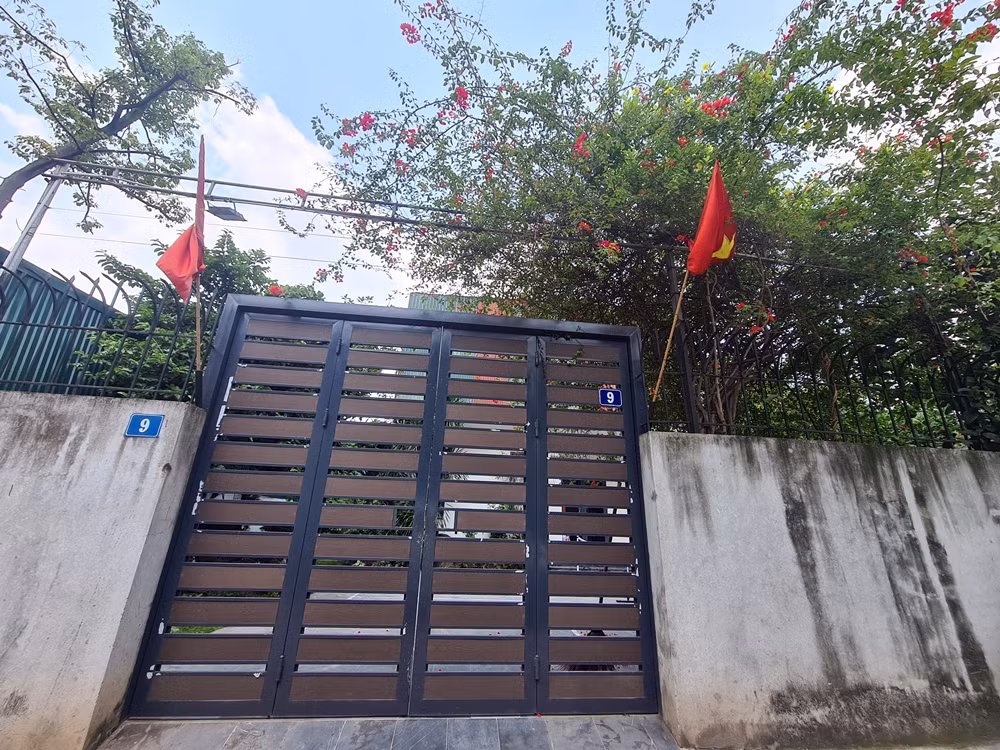 Công trình đánh số 9 ngõ 232 phố Trần Điền có cửa cổng làm hoành tráng. Bên trong ngôi nhà xây dựng tầng 1 khang trang, nhưng nửa phần ngôi nhà lại quây kín tôn xanh.